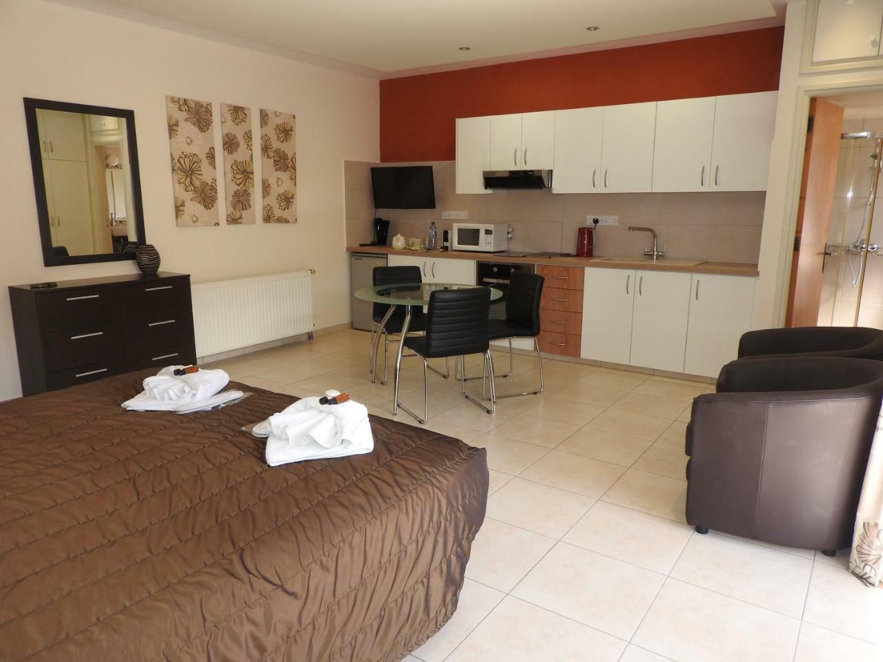 Hill View Hotel Apartments Писсури Экстерьер фото